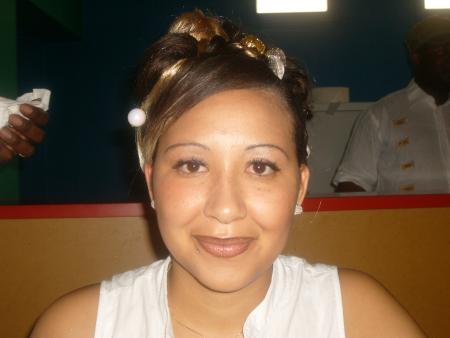 elle heureuse.dommage pour les jaloux.